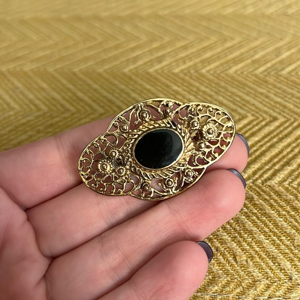 Ornate vintage gold toned filigree costume brooch pin